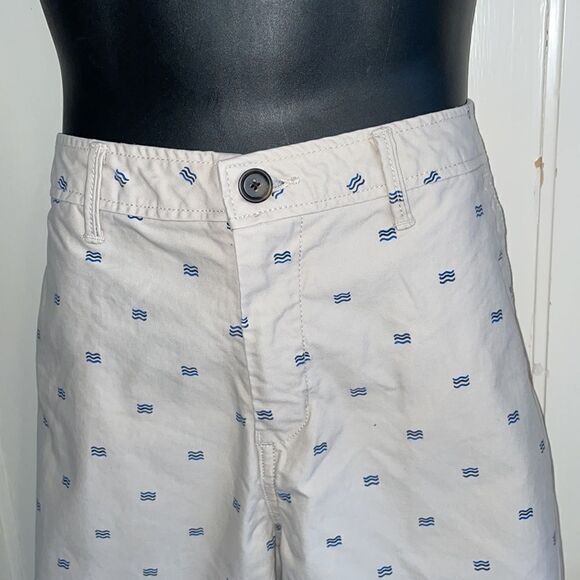 Aeropostale off white flat front cotton shorts with a wave print - Picture 2 of 8